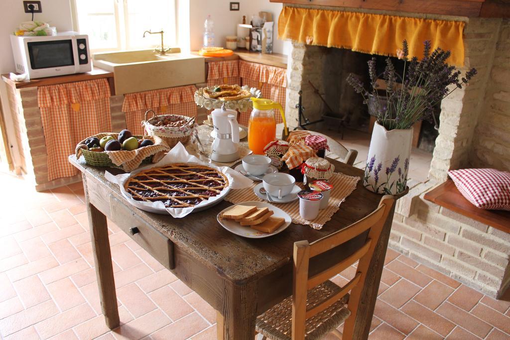 B&B Il Poggetto Serra SantʼAbbondio Extérieur photo